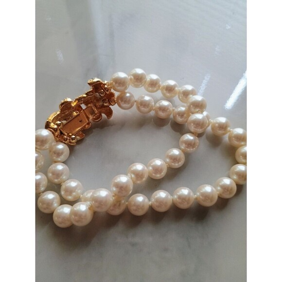 White Pearl And Gold Tone Gemstone Clasp Women's Bracelet Vintage Inspired - Picture 5 of 6